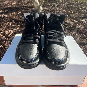 NIKE AIR JORDAN 1 | WOMEN | MID PATENT | TRIPLE BLACK |